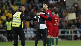 Ronaldo Selfie dengan Penyusup, Laga Portugal Terhenti