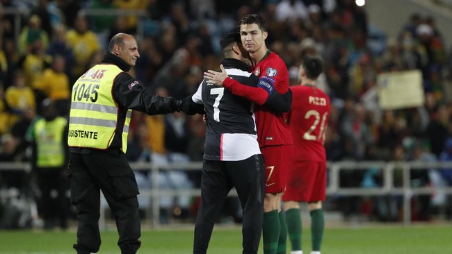 Pertandingan Portugal vs Lithuania sempat terhenti karena ada penyusup yang melakukan selfie dengan Cristiano Ronaldo.