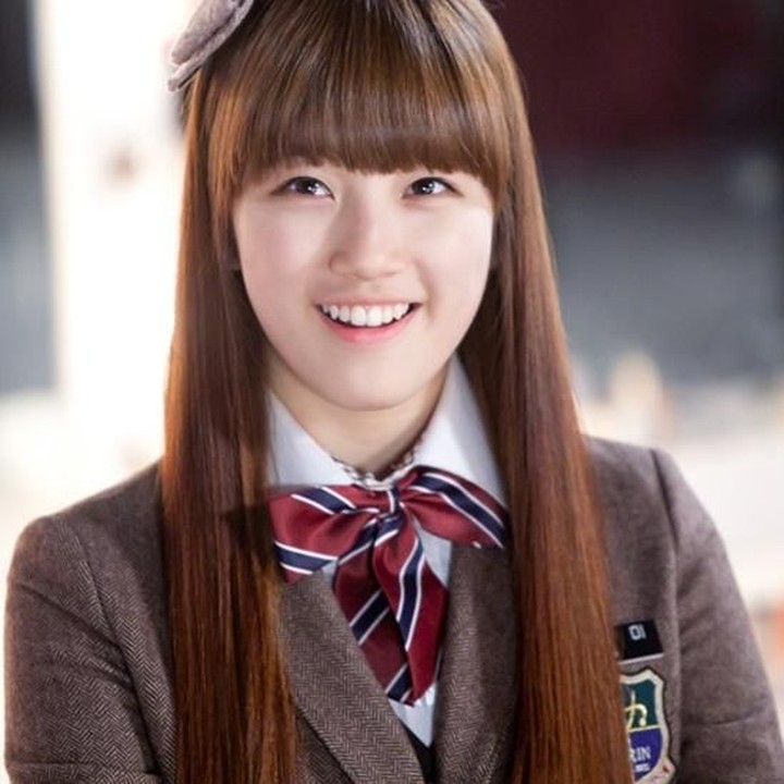 <p>Suzy memulai debut sebagai aktris drama di tahun 2011 dalam serial Dream High. Foto ini diambil ketika Suzy baru membintangi drama Korea tersebut. (Foto: Soompi)</p>