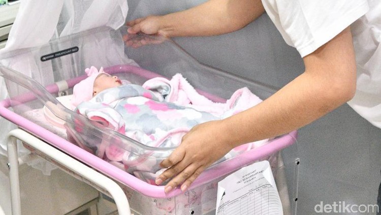 Jan Ethes akhirnya punya adik! Tentu banyak yang penasaran nih, tapi jangan lupa lima aturan jenguk bayi baru lahir.