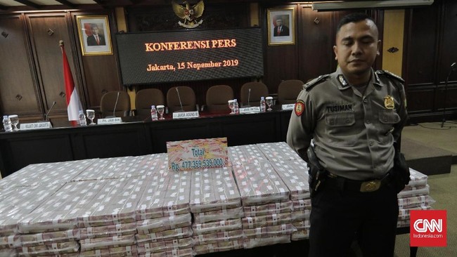Kejaksaan Agung hanya memamerkan Rp100 miliar dan total Rp477 miliar uang negara yang dikembalikan oleh Kokos. Alasannya, tidak cukup tempat menampung uang.