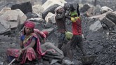 FOTO: Nasib Tambang Batu Bara India Berusia Seabad Sebuah tambang batu bara di Jharia, India terus memuntahkan api dan awan asap beracun sejak seabad terakhir.