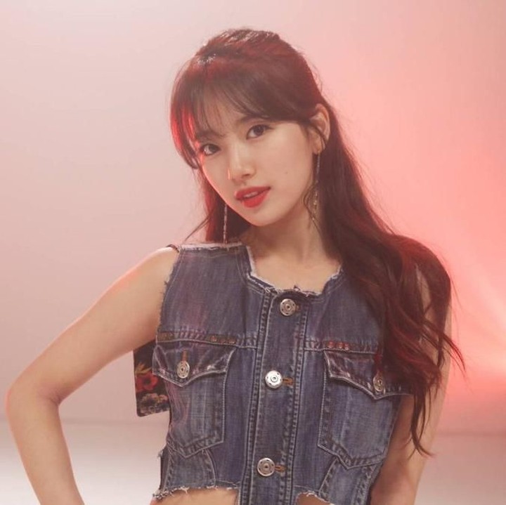 <p>Lihat saja foto Suzy di tahun 2017 ini. Terlihat lebih kecil dibanding lima tahun lalu. Selain itu, wajahnya juga nampak lebih tirus. (Foto: Soompi)</p>