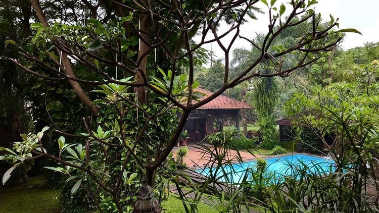 Bagi Bunda yang berada di Tangerang Selatan dan sekitar bisa cek rumah makan bernuansa alam berikut ini.