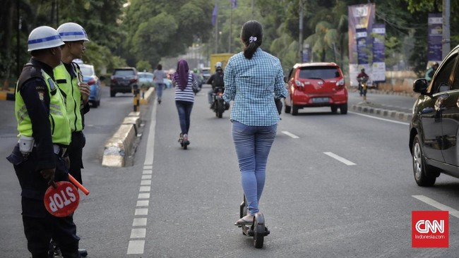 Poin teknis buat kendaraan seperti otopet listrik di antaranya, mesti memiliki lampu utama dan rem, pengguna menggunakan helm, dan kecepatannya dibatasi.