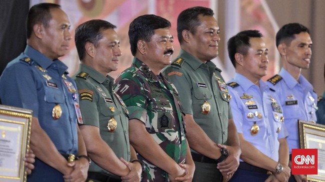 Panglima TNI, Hadi Tjahjanto saat menghadiri penutupan Gebyar Karya Pertiwi 2019 dan Military Attache Spouses Culture di Balai Sudirman, Jakarta, Jumat, 15 November 2019. CNN Indonesia/Bisma Septalisma