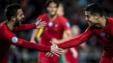 FOTO: Ronaldo Mengejar 100 Gol di Timnas Portugal Cristiano Ronaldo mencetak hattrick lawan Lithuania dan kini hanya berjarak dua gol lagi dari catatan 100 gol untuk timnas Portugal.