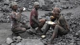 FOTO: Nasib Tambang Batu Bara India Berusia Seabad Sebuah tambang batu bara di Jharia, India terus memuntahkan api dan awan asap beracun sejak seabad terakhir.