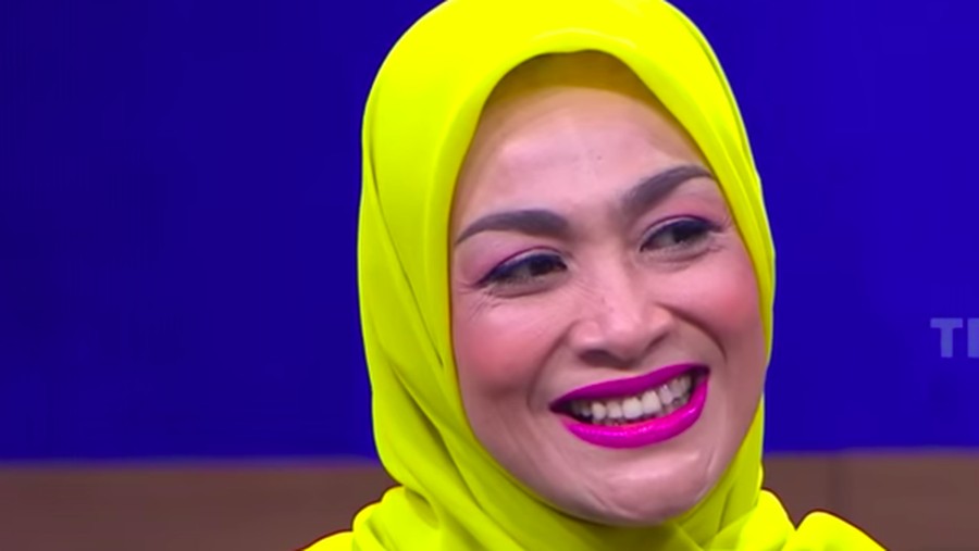 Dewi Hughes mengubah pola makan dengan mengonsumsi makanan yang natural.
