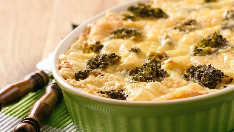 Ingin membuat hidangan spesial untuk keluarga di akhir pekan? Coba bikin resep Potato and Broccoli with Cheese yuk.