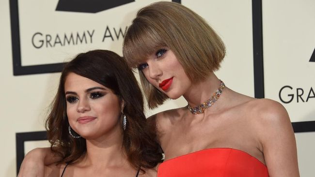 Selena Gomez tak tinggal diam ketika Taylor Swift mengungkapkan kena cekal membawakan lagu lamanya sendiri di American Music Awards 2019.