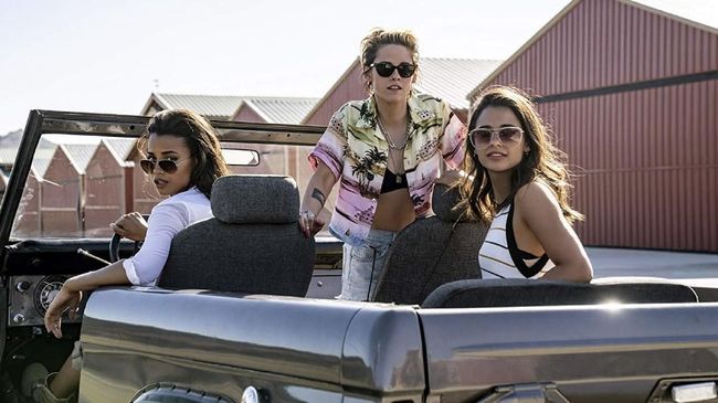 Aktris Elizabeth Banks yang menyutradarai 'Charlie's Angels' membandingkan film agen rahasia wanita arahannya dengan 'Spider-Man'.
