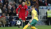 FOTO: Ronaldo Mengejar 100 Gol di Timnas Portugal Cristiano Ronaldo mencetak hattrick lawan Lithuania dan kini hanya berjarak dua gol lagi dari catatan 100 gol untuk timnas Portugal.