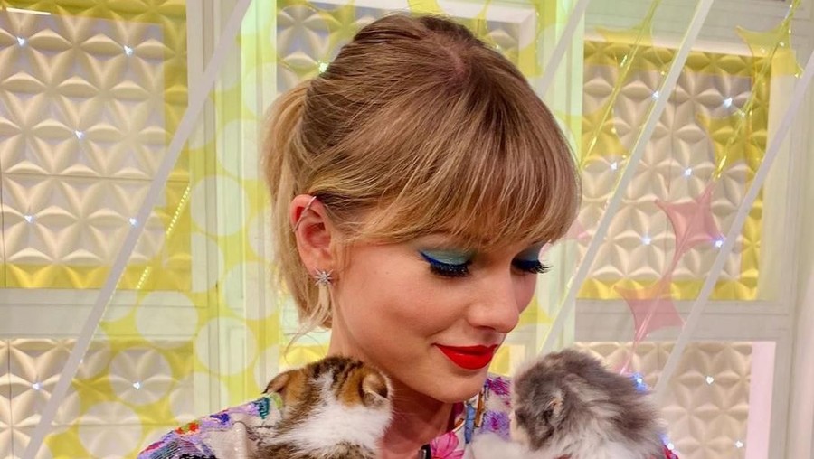 Lirik lagu dan video musik Beautiful Ghosts yang dinyanyikan oleh Taylor Swift. Lagu itu menjadi salah satu lagu yang mengiringi film musikal CATS.