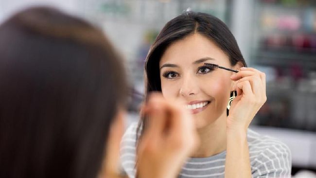15 Rekomendasi Maskara Waterpoof dan Bikin Lentik Tahan Lama