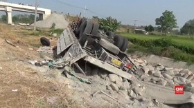 VIDEO: Bus Tabrak Truk, Empat Penumpang Bus Tewas