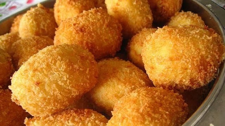 Si kecil GTM, Bunda? Pasti stres ya menghadapinya? Gimana kalau coba resep kroket nasi yang satu ini nih, dijamin si kecil pasti suka!