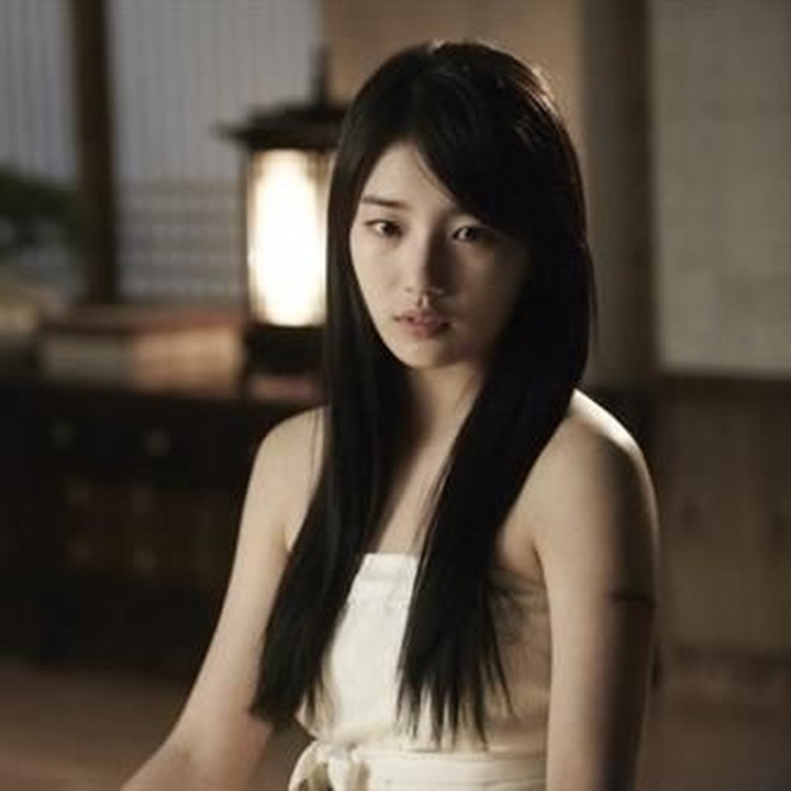 <p>Di awal memulai karier, sekitar tahun 2012, pada saat berfoto mengenakan strapless dress Suzy terlihat masih berisi. (Foto: Soompi)</p>