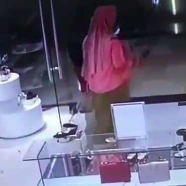 Viral Emak-emak Santai Bawa Kabur Tas Mewah di Mall Panakukang