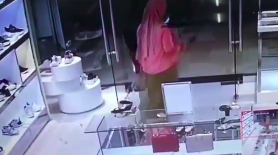 Viral Emak-emak Santai Bawa Kabur Tas Mewah di Mall Panakukang Viralnya aksi pencurian yang dilakukan oelh seorang wanita di Mall Panakukang, Makassar.