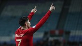 FOTO: Ronaldo Mengejar 100 Gol di Timnas Portugal Cristiano Ronaldo mencetak hattrick lawan Lithuania dan kini hanya berjarak dua gol lagi dari catatan 100 gol untuk timnas Portugal.