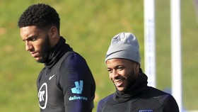 Sterling Kecewa Lihat Gomez Disoraki Suporter Inggris