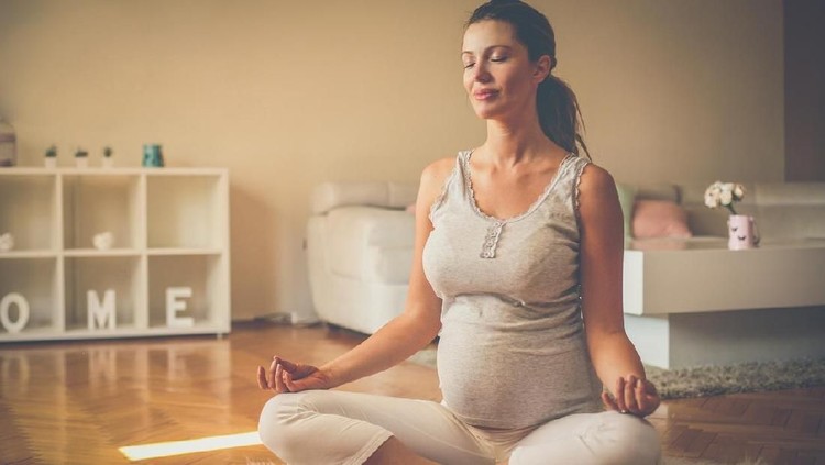 Rutin berolahraga yoga memiliki banyak manfaat bagi ibu hamil, juga perkembangan janin.