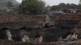 FOTO: Nasib Tambang Batu Bara India Berusia Seabad Sebuah tambang batu bara di Jharia, India terus memuntahkan api dan awan asap beracun sejak seabad terakhir.
