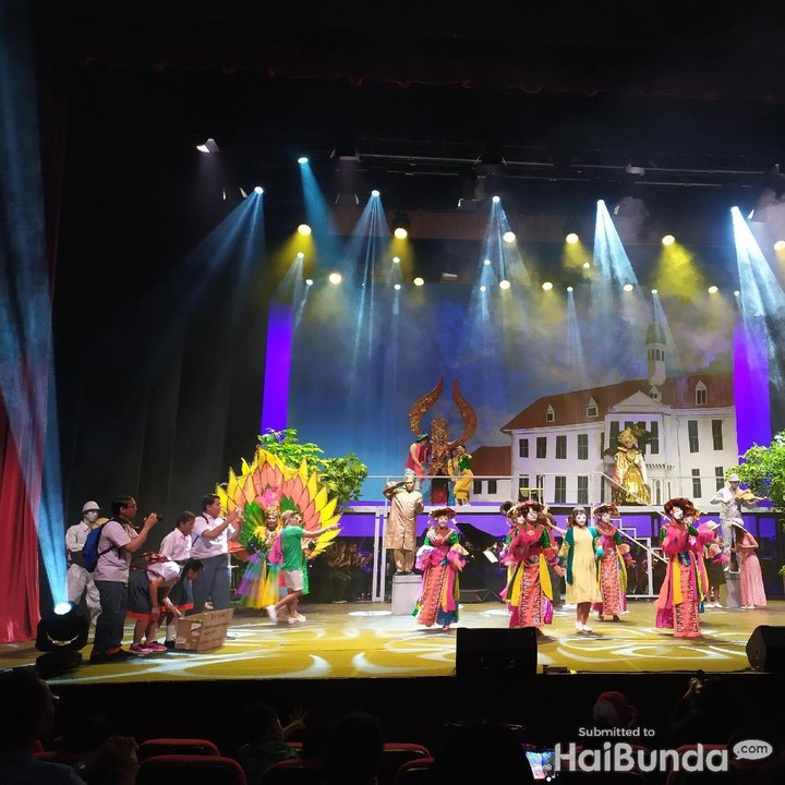<p>Selain jalan cerita yang menarik, dalam operet ini juga diperlihatkan keindahan budaya Indonesia, melalui kostum budaya yang ditampilkan bak karnaval. </p>