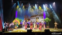 <p>Selain jalan cerita yang menarik, dalam operet ini juga diperlihatkan keindahan budaya Indonesia, melalui kostum budaya yang ditampilkan bak karnaval. </p>