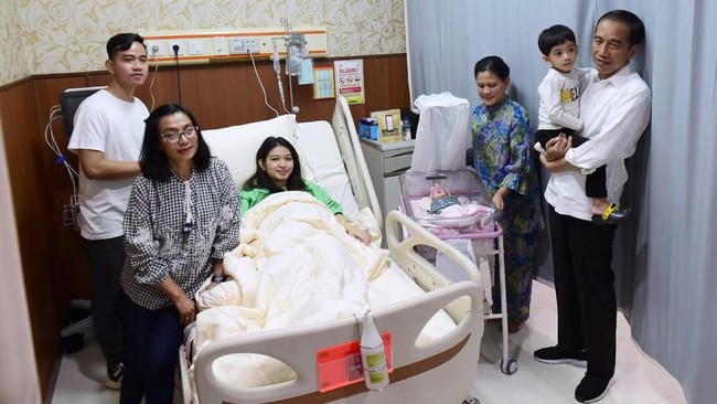 LNetizen meributkan nama panggilan cucu ketiga Presiden Jokowi, La Lembah Manah. Ada yang bercanda dengan menyebut nama panggilannya 'mbah'.