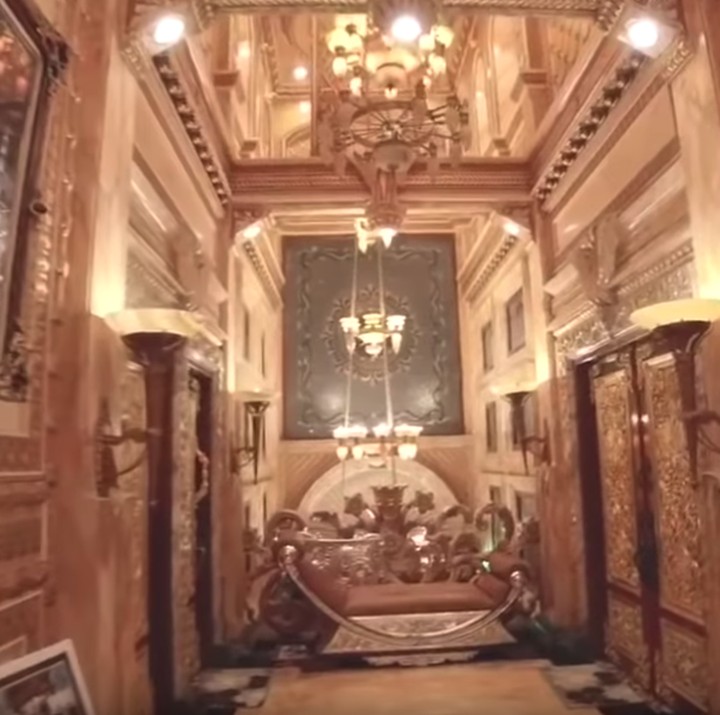 <p>Hampir setiap sudut ruangan rumah mewah ini didominasi warna emas. (Foto: YouTube Arie Untung)</p>