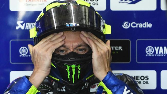 Monster Energy Yamaha's Italian rider Valentino Rossi adjusts his helmet during the first free practice of the Valencia Grand Prix, at the Ricardo Tormo racetrack, in Cheste near Valencia, on November 15, 2019. (Photo by PIERRE-PHILIPPE MARCOU / AFP)