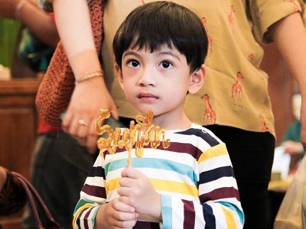 Keren! Terima Rapor Jan Ethes Dapat Predikat Star Student