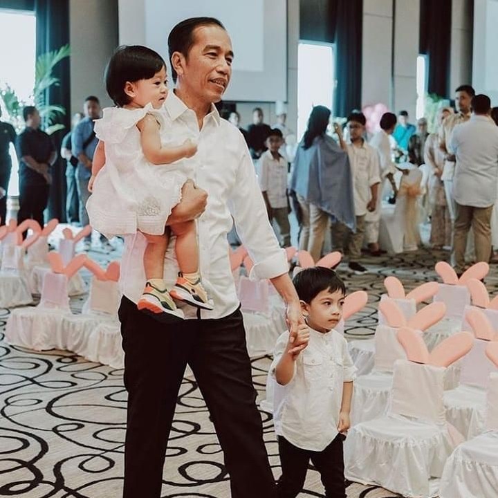 Jokowi, Sedah Mirah, dan Jan Ethes kompak berpakaian putih. (Foto: Instagram @janethes_story)