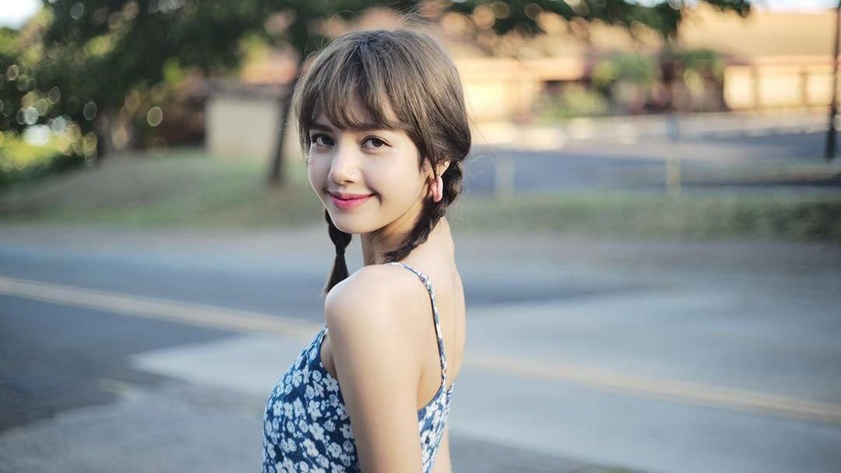 Penyanyi ternama Lisa BLACKPINK kembali mencuri perhatian usai dinobatkan sebagai perempuan tercantik di Asia&period; Lalu apa saja prestasi yang dimilikinya&quest;