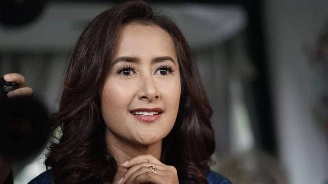 Penyanyi sekaligus aktris Widi Mulia memberi kabar kepada anak dan mertuanya tentang masa rehabilitasi Dwi Sasono.