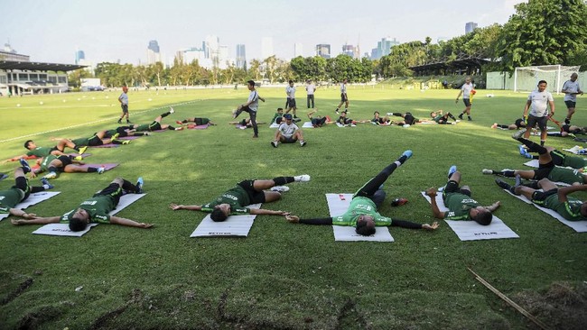 Sejumlah pemain timnas U-23 mengikuti latihan di Lapangan G Gelora Bung Karno, Senayan, Jakarta, Senayan, Jakarta, Jumat (15/11/2019). Latihan tersebut untuk persiapan melawan timnas Iran U-23 pada laga uji coba jelang SEA Games 2019. ANTARA FOTO/Hafidz Mubarak A/nz