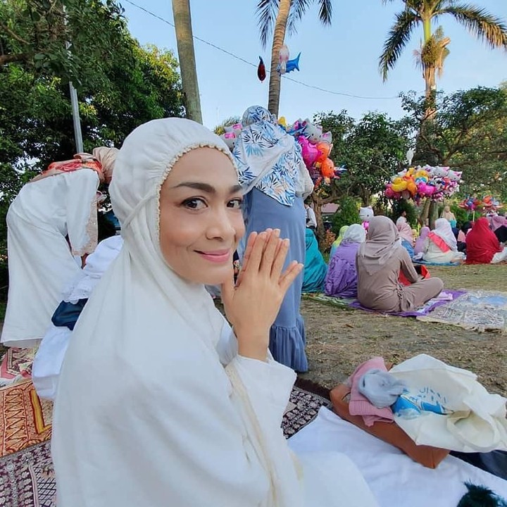 <p>Dewi Hughes sekarang menjadi pembicara seputar gaya hidup sehat dan coach Diet Kenyang. Ia juga punya akun YouTube sendiri untuk membagikan tips diet. (Foto: Instagram @hughes.dewi)</p>