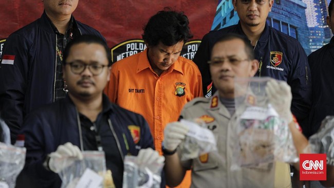 Tersangka penyiraman air keras berinisial FY mengaku melakukan aksinya lantaran kurang mendapat perhatian dari kakak perempuannya.