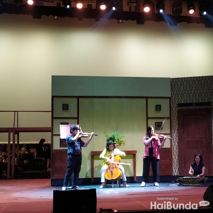 <p>Dalam operet ini, Veronica Tan sempat tampil juga lho bersama putrinya, Nathania Purnama, dan putra bungsunya Daud Albeenner Purnama.   </p>