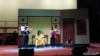 <p>Dalam operet ini, Veronica Tan sempat tampil juga lho bersama putrinya, Nathania Purnama, dan putra bungsunya Daud Albeenner Purnama.   </p>