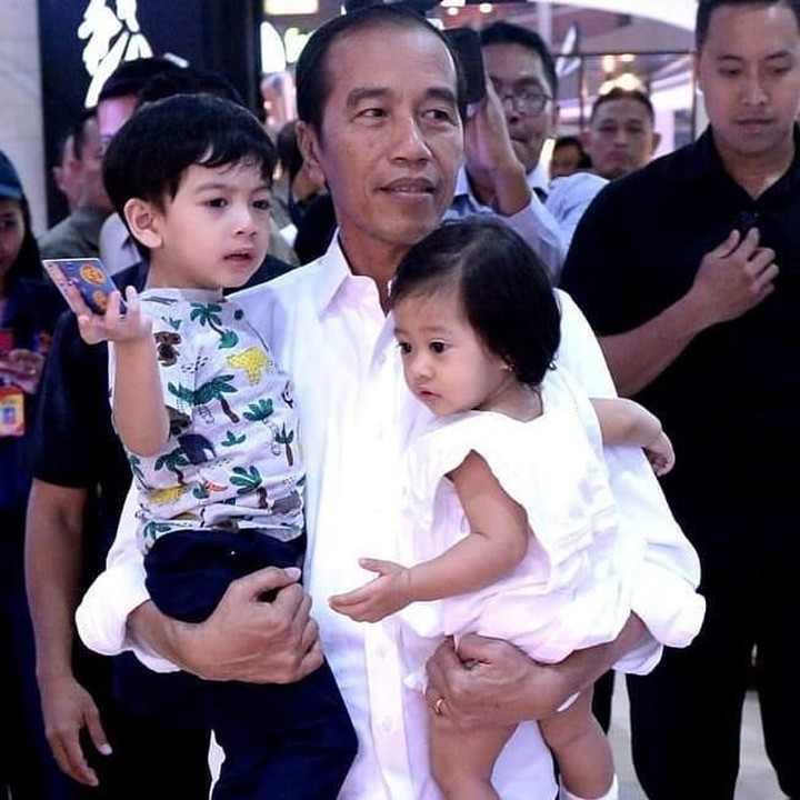 Jokowi sangat dekat dengan cucu-cucunya, di usianya ke-58 Jokowi masih kuat menggendong dua cucu sekaligus lho. (Foto: Instagram @janethes_story)
