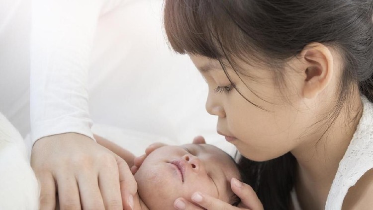 Anak Sulungku Cemburu pada Adik, Jadi Pelit & Suruh Tidur Sama Tikus Cemburu anak sulungku pada adiknya benar-benar membuatku kewalahan. Untung ada keluarga yang membantuku.