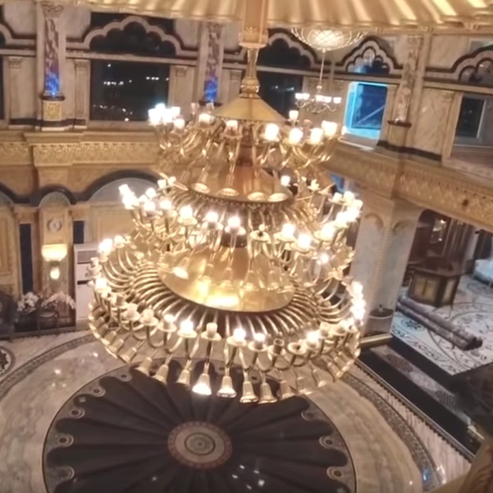 <p>Lampu besar di salah satu ruangan ini desainnya dibuat dengan detail. (Foto: YouTube Arie Untung)</p>