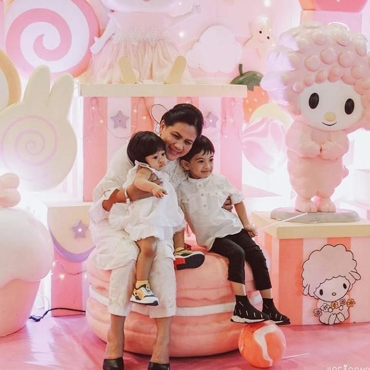 Bersama nenek tercinta, Iriana Jokowi, Sedah Mirah dan Jan Ethes berpose di depan kamera. (Foto: Instagram @janethes_story)