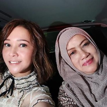 Unggah Foto di Jet Pribadi, Ibunda Maia Estianty Sindir Barbie?