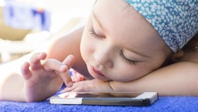 Pemakaian <i>Gadget</i> Berlebih Bikin Minat Baca Anak Merosot