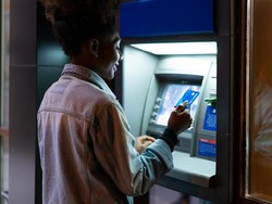 Dear Nasabah... Ini Etika Pakai ATM Biar yang Antre Nggak Kesal