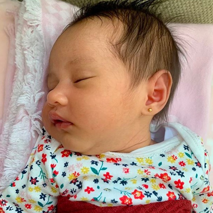 <p>Kecil-kecil bayi yang memiliki panggilan Khali sudah mempesona karena hidungnya yang mancung ya. Menurut Bunda, Khali mirip ibu Kartika Putri atau aba Usman Bin Yahya? (Foto: Instagram/ @khalisaworld)</p>